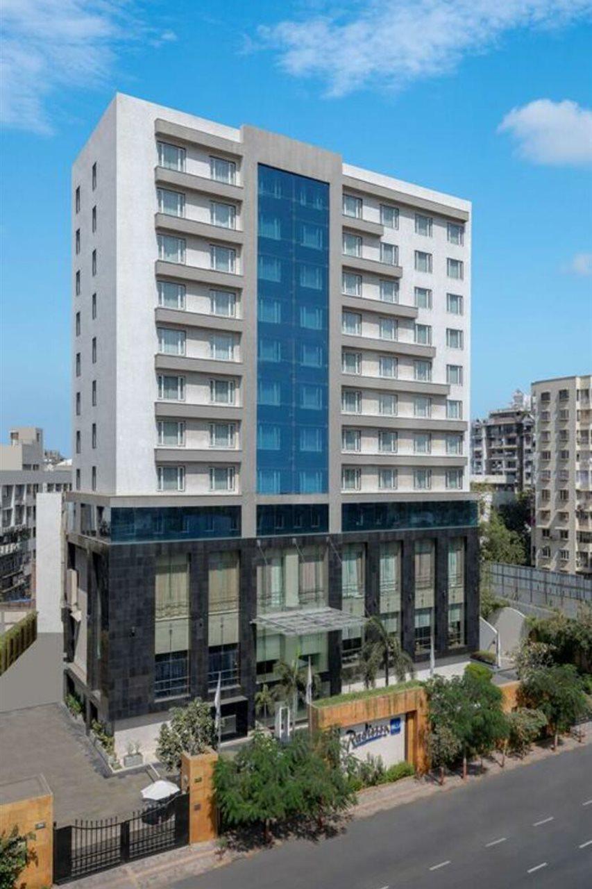 Radisson Blu Hotel Ahmedabad Exterior photo