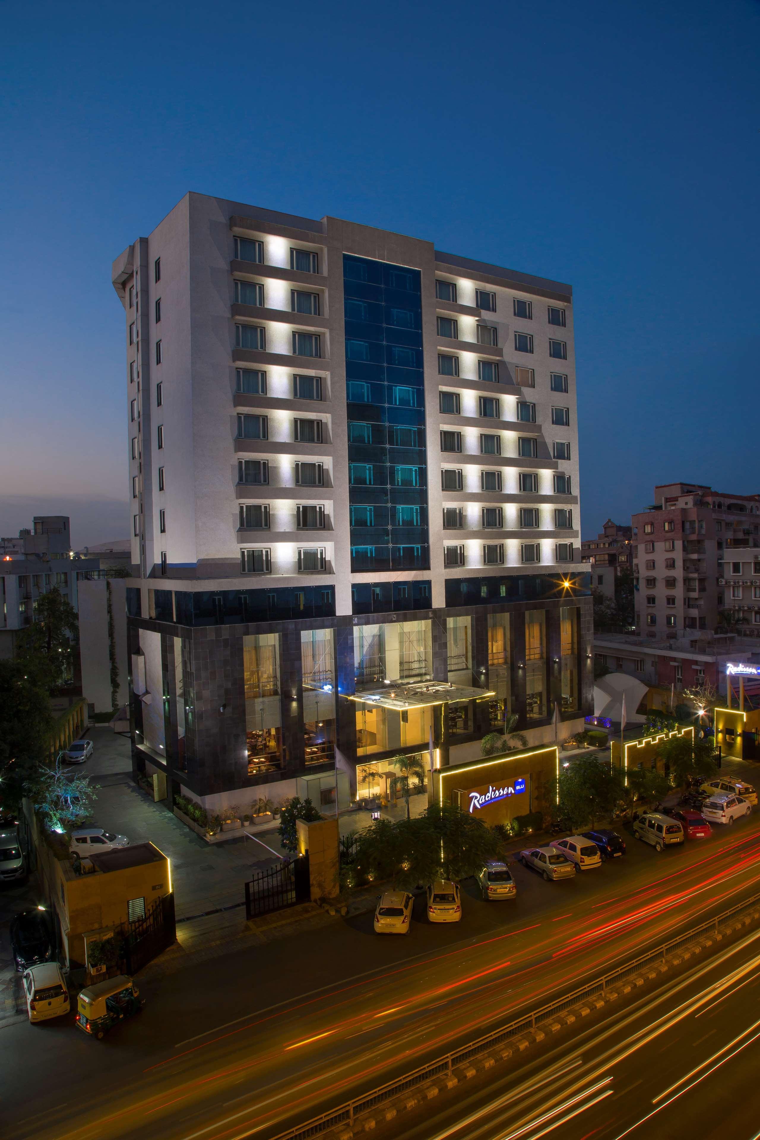 Radisson Blu Hotel Ahmedabad Exterior photo