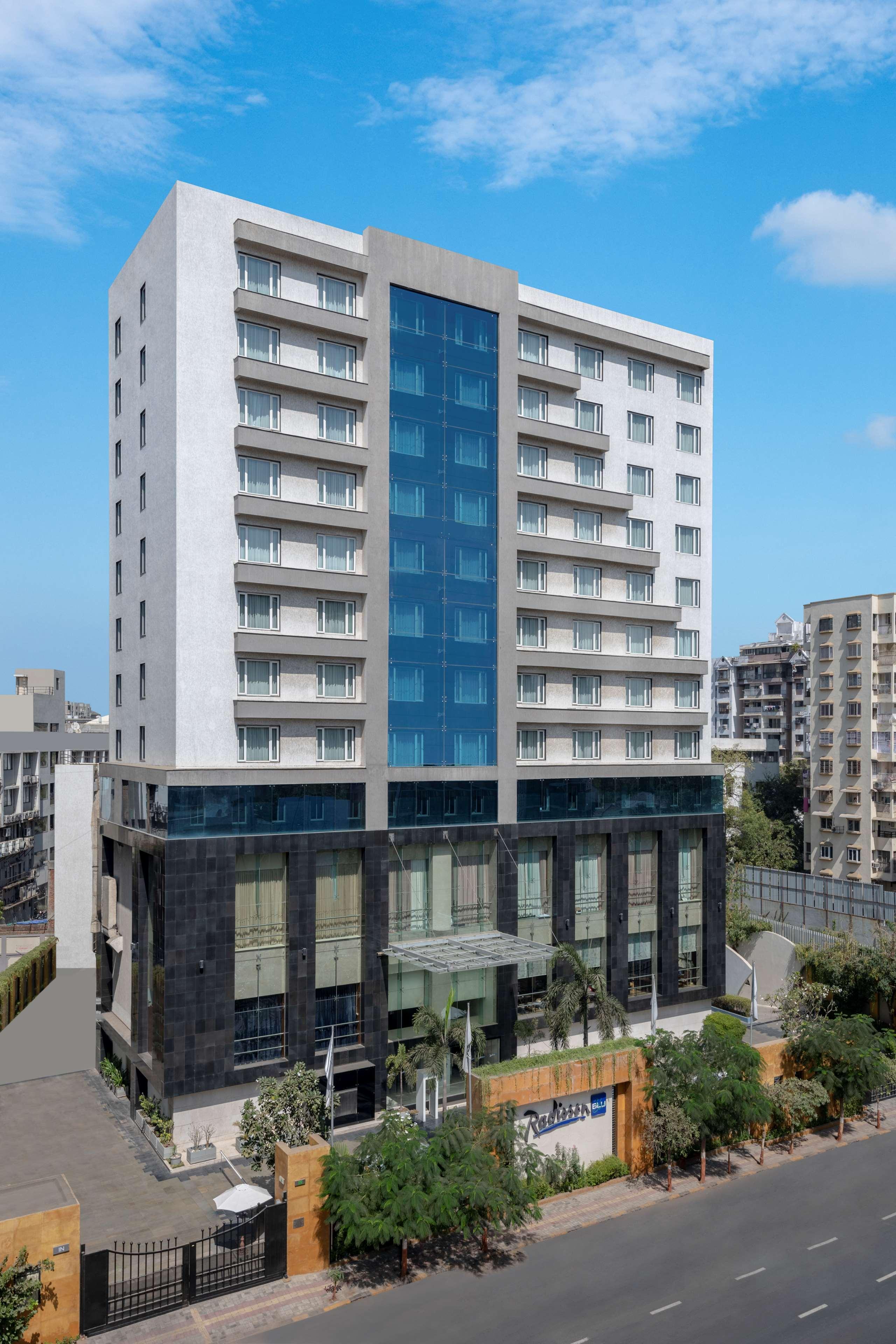 Radisson Blu Hotel Ahmedabad Exterior photo