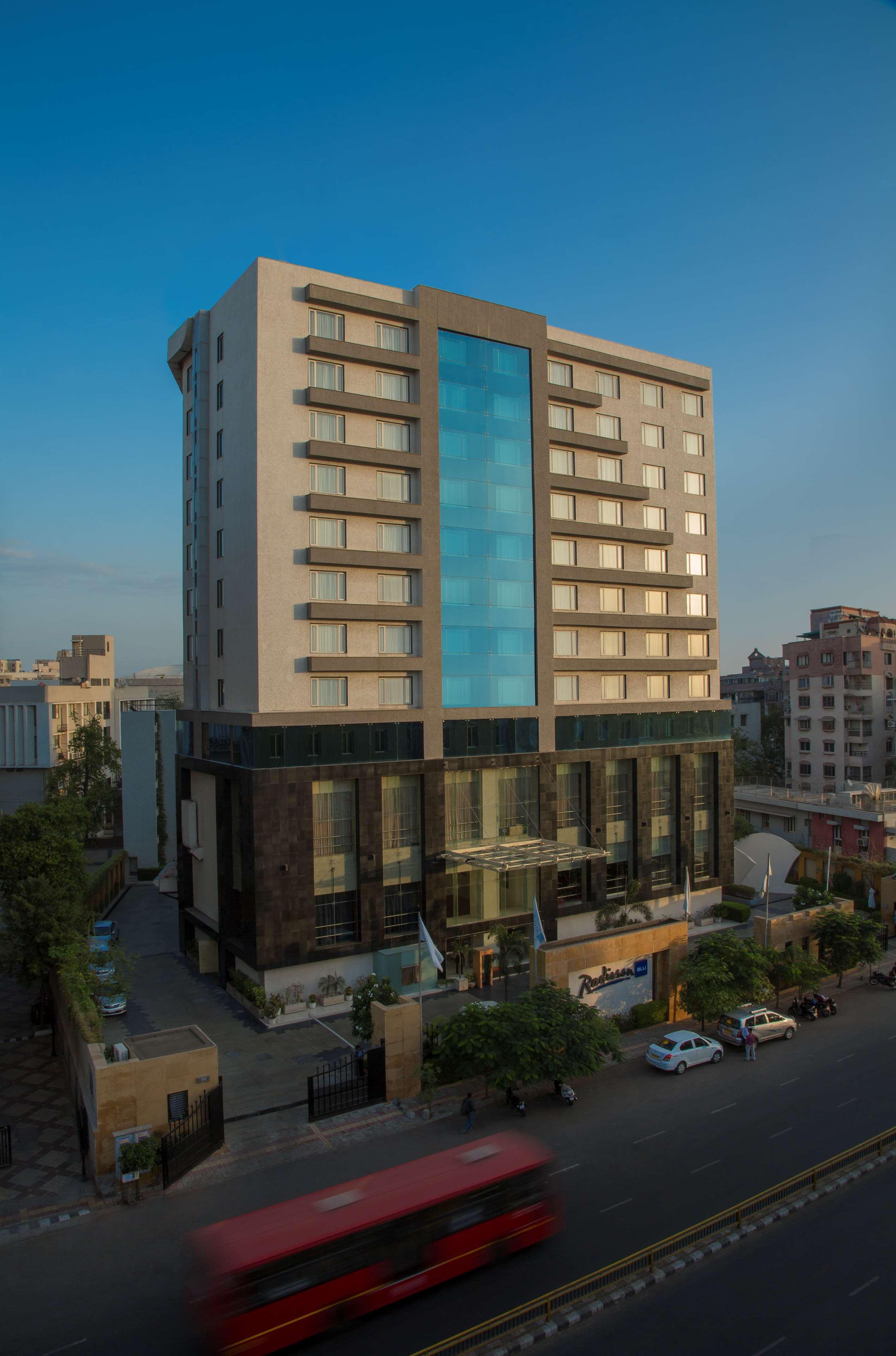 Radisson Blu Hotel Ahmedabad Exterior photo