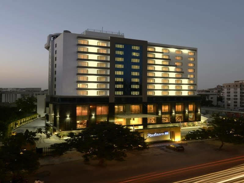 Radisson Blu Hotel Ahmedabad Exterior photo